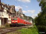 143 025-5 zieht ein RE Frankfurt/Main an der Stadtkulisse von Bacharach vorbei.