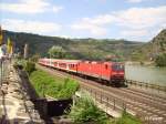 143 184-0 schiebt eine RB Koblenz durch Oberwesel.