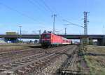 143 253-3 fhrt mit der RB 32526 Regensburg an Regensburg Ost vorbei.