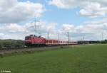 143 215-2 hat Ludersheim mit der S2 39614 Altdorf bei Nürnberg - Roth verlassen und wird jeden Moment Winkelhaid erreichen.