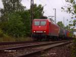 145 068-3 zieht auf den Sdlichen Berliner Aussenring (BAR) bei Ahrensdorf ein Containerzug.