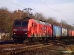 145 052-7 durchfhrt Berlin-Friedrichshain mit ein Containerzug.