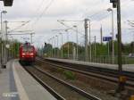 145 053-5 mit einem Containerzug in Sckeuditz.