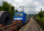 Die RBH 206 / 145-CL-206 / 145 102-0 (91 80 6145 102-0 D-RBH) der RBH Logistics GmbH, Gladbeck, ex RBH - RAG Bahn and Hafen GmbH, fährt am 28 Juli 2025 mit einem offenen Warmband-Coilzug durch den Bahnhof Kirchen/Sieg in Richtung Siegen.

Die TRAXX F140 AC wurde 2001 von ADtranz (ABB Daimler-Benz Transportation GmbH) / Bombardier Transportation in Kassel unter Fabriknummern 33850 gebaut.
