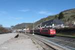 151 157-5 mit gedecktem Güterzug in Lorch am Rhein.