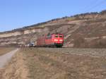 151 077-5 zieht bei Thngersheim ein Containerzug.