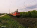 151 035-3 zieht bei Obertraubling ein gemischten Gterzug.