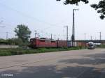 Eine 151iger zieht bei Regensburg Ost ein Containerzug.