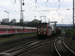 151 134-4 zieht ein gemischten Gterzug durch Regensburg HBF.