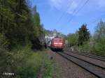 151 010-6 zieht ein Containerzug durchs Felsentor.