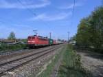 151 015-5 zieht einen Containerzug durch Regensburg Prfering.