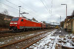 Die 152 064-2 (91 80 6152 064-2 D-DB) der DB Cargo Deutschland AG fährt am 14.01.2021 mit einem langen Güterzug (leere Coilwagen) von Kreuztal in Richtung Hagen los.