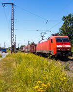Die 152 063-4 (91 80 6152 063-4 D-DB) der DB Cargo AG fährt am 28 Juni 2024, mit einem gemischten Güterzug durch Rudersdorf (Kreis Siegen) in Richtung Gießen.