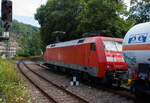Die 152 019-6 (91 80 6152 019-6 D-DB) der DB Cargo AG fährt am 16 Juli 2025, mit einem gemischten Güterzug, durch Kirchen (Sieg) in Richtung Köln. 

Die Lok wurde 1998 bei Krauss Maffei (heute Siemens) in München-Allach unter der Fabriknummer 20146 gebaut.