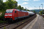 Die 152 019-6 (91 80 6152 019-6 D-DB) der DB Cargo AG fährt am 16 Juli 2025, mit einem gemischten Güterzug, durch Kirchen (Sieg) in Richtung Köln. 

Die Lok wurde 1998 bei Krauss Maffei (heute Siemens) in München-Allach unter der Fabriknummer 20146 gebaut.