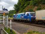 Die DB - TFG Transfracht  AlbatrosExpress  152 137-6 (91 80 6152 137-6 D-DB) der DB Cargo AG (mit Gansreklame TFG & DB Intermodal) fährt am 16 Juli 2025 mit einem KLV-Zug durch Scheuerfeld/Sieg) in Richtung Siegen. Für ein besseres Bild war ich leider zu langsam.

Die Siemens ES 64 F wurde 2000 von der Krauss-Maffei AG / Siemens in München-Allach unter der Fabriknummer 20264 gebaut. Neben der Zulassung für Deutschland, sind mit Sondervereinbarung auch Fahrten nach A, CH, DK und NL möglich.

