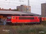 155 007 steht mit ein Schotterzug aus Seitenkippwagen in Eisenhttenstadtabgestellt.