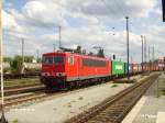 155 134-0 kommt in Frankfurt/Oder mit ein Containerzug durchgefahren.