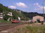 155 272-8 durchfhrt Bacharach mit einen Containerzug.