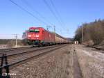 185 289-6 zieht ein Autozug bei Sengenthal nach Regensburg.