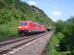 185 226-8 schleppt eine 140 beim Tunnel von ST.Goars.