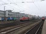 185 055-1 zieht ein gemischten Gterzug durch Regensburg HBF.