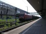 185 051-0 durchfhrt Regensburg HBF mit ein gedeckten Gterzug.