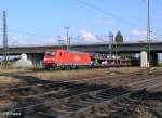 185 235-9 verlsst Regensburg Ost mit ein BMW-Autozug.