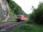 185 045-2 mit einem Containerzug bei Matting.