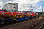Die 185 029-6 der damaligen DB Schenker Rail (heute DB Cargo AG) fährt am 14 Juni 2013 mit einem ThyssenKrupp Langschienen Zug durch den Hauptbahnhof Koblenz in Richtung Mainz.