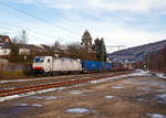 Die fr die Crossrail fahrende 186 909 (91 83 2186 909-4 I-XRAIL) fhrt am 19.01.2019 einem KLV-Zug durch Mudersbach/Sieg in Richtung Kln.