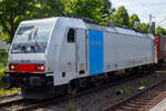 Die an die TXL - TX Logistik AG (Troisdorf) vermietete Railpool 186 284-6 (91 80 6186 284-6 D-Rpool), fährt am 05 Juli 2025 mit einem Magetra-KLV-Zug durch Kirchen an der Sieg in Richtung Köln 

Die Bombardier TRAXX F140 MS wurde 2009 von Bombardier in Kassel unter der Fabriknummer 34756 gebaut und war ursprünglich für die CBRail als E 186 915 vorgesehen, wurde aber im Juli 2010 als 186 284-6 an die Railpool, mit den Zulassungen/Länderpaketen für Deutschland, Österreich und Italien (D/A/I), geliefert. Von 2010 bis 2017 fuhr sie für die Lokomotion Gesellschaft für Schienentraktion mbH (München) und war in Italien als 91 80 6186 284-6 IT-RTC eingestellt.