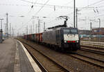 Die schwarze DB 189 095-3 (91 80 6189 095-3 D-DB) der DB Cargo AG, ex MRCE Dispolok E 189-095-3 / ES 64 F4-995, steht am 21 Januar 2025 mit einem gemischten Güterzug im Bahnhof Rheine, noch hat sie Hp 0. 

Die Siemens EuroSprinter ES 64 F4 wurde 2003 in der Variante B2 (Class 189-VB2) von Siemens in München-Allach unter der Fabriknummer 21081 
gebaut und an die Railion Deutschland AG ausgeliefert. In der Variante B hatte sie nur die Zulassung für Deutschland. Im Oktober 2006 wurde sie an die MRCE - Mitsui Rail Capital Europe B.V. verkauft (ab 2008 MRCE Dispolok GmbH, München). Im Januar 2008 wurde sie in die Variante J (Class 189-VJ) umgebaut und besitzt so die Zugbeeinflussungssysteme LZB/PZB, ETCS und ATB für den Einsatz in Deutschland und die Niederlande. Die Stromabnehmerbestückung ist folgende: 
Pos. 1: D, NL (AC)
Pos. 2: NL (DC)
Pos. 3: NL (DC)
Pos. 4: D, NL (AC)

Nach vielen Mietstationen u.a. auch DB Cargo, wurde sie im Juni 2021 wieder von der DB Cargo AG gekauft.
