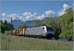 Ein sehr seltener Gast am Genfersee: die AKIEME 64 F4 082 (91 80 189 982-2 D-AKIIEM) ist kurz nach Villeneuve mit einer Gleisbaumaschine auf der Fahrt in Richtung Lausanne. 14. Mai 2025