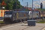 Beacon Lok 189 927-7 zog mit Lok 193 138-5 einen Gterzug auf dem Nebengleis in den Bahnhof Rosenheim, Aufnahme aus dem kleinen Heckfenster unseres Zuges. 10.05.2025 (Handyfoto).