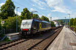 Die E 189-285 bzw. ES 64 F4 - 285 / LZB 189 285-0 (91 80 6189 285-0 D-DISPO Class 189 - VK) der BRCE - Beacon Rail Capital Europe GmbH (München), ex MRCE Dispolok, fährt am 30 Juli 2025 mit einem KLV-Zug durch den Bahnhof Kirchen/Sieg in Richtung Köln. Hier hatte sie kurz Hp 0 Halt. 

Die Siemens EuroSprinter wurde 2009 von Siemens in München unter der Fabriknummer 21631 gebaut. Diese Lok hat Zulassung für Deutschland, Österreich, die Niederlande und (neuerdings) Rumänien. Die Lok wurde an die MRCE Dispolok GmbH in München ausgeliefert, seit September 2023 hat die Beacon Rail Metro Finance B.V. die Mitsui Rail Capital Europe B.V. (Amsterdam) und somit auch die Mitsui Rail Capital Europe GmbH im München übernommen, so firmiert sie nun als Beacon Rail Capital Europe GmbH, München (BRCE / DISPO).

Die BR 189 (Siemens ES64F4) hat eine Vier-Stromsystem-Ausstattung. Sie ist in allen vier in Europa üblichen Bahnstromsystemen einsetzbar. Diese hier hat die Variante K (Class 189-VK) und besitzt die Zugbeeinflussungssysteme LZB/PZB, ETCS und ATB für den Einsatz in Deutschland, Österreich, Rumänien und den Niederlanden.

Die Stromabnehmerbestückung ist folgende: 
Pos. 1: D, A, RO, NL (AC)
Pos. 2: NL (DC)
Pos. 3: NL (DC)
Pos. 4: D, A, RO, NL (AC)

TECHNISCHE DATEN:
Spurweite: 1.435 mm (Normalspur)
Achsformel: Bo’Bo’
Länge über Puffer: 19.580 mm
Achsabstand im Drehgestell:  2.900 mm
Dienstgewicht: 87 t
Stundenleitung: 6.400 kW bei 15 kV / 25 kV AC; 6.000 kW bei 3 kV DC und 3.000 kW bis 4.200 kW bei 1,5 kV DC
Anfahrzugkraft: 300 kN
Maximale Dauerzugkraft bis 84 km/h; 270 kN
Höchstgeschwindigkeit: 140 km/h
Stromsysteme: 15 kV, 16,7 Hz AC; 25 kV, 50 Hz AC; 1,5 kV und 3 kV DC
