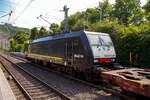 Die E 189-285 bzw. ES 64 F4 - 285 / LZB 189 285-0 (91 80 6189 285-0 D-DISPO Class 189 - VK) der BRCE - Beacon Rail Capital Europe GmbH (München), ex MRCE Dispolok, fährt am 30 Juli 2025 mit einem KLV-Zug durch den Bahnhof Kirchen/Sieg in Richtung Köln. Hier hatte sie kurz Hp 0 Halt. 

Die Siemens EuroSprinter wurde 2009 von Siemens in München unter der Fabriknummer 21631 gebaut. Diese Lok hat Zulassung für Deutschland, Österreich, die Niederlande und (neuerdings) Rumänien. Die Lok wurde an die MRCE Dispolok GmbH in München ausgeliefert, seit September 2023 hat die Beacon Rail Metro Finance B.V. die Mitsui Rail Capital Europe B.V. (Amsterdam) und somit auch die Mitsui Rail Capital Europe GmbH im München übernommen, so firmiert sie nun als Beacon Rail Capital Europe GmbH, München (BRCE / DISPO).

Die BR 189 (Siemens ES64F4) hat eine Vier-Stromsystem-Ausstattung. Sie ist in allen vier in Europa üblichen Bahnstromsystemen einsetzbar. Diese hier hat die Variante K (Class 189-VK) und besitzt die Zugbeeinflussungssysteme LZB/PZB, ETCS und ATB für den Einsatz in Deutschland, Österreich, Rumänien und den Niederlanden.

Die Stromabnehmerbestückung ist folgende: 
Pos. 1: D, A, RO, NL (AC)
Pos. 2: NL (DC)
Pos. 3: NL (DC)
Pos. 4: D, A, RO, NL (AC)

TECHNISCHE DATEN:
Spurweite: 1.435 mm (Normalspur)
Achsformel: Bo’Bo’
Länge über Puffer: 19.580 mm
Achsabstand im Drehgestell:  2.900 mm
Dienstgewicht: 87 t
Stundenleitung: 6.400 kW bei 15 kV / 25 kV AC; 6.000 kW bei 3 kV DC und 3.000 kW bis 4.200 kW bei 1,5 kV DC
Anfahrzugkraft: 300 kN
Maximale Dauerzugkraft bis 84 km/h; 270 kN
Höchstgeschwindigkeit: 140 km/h
Stromsysteme: 15 kV, 16,7 Hz AC; 25 kV, 50 Hz AC; 1,5 kV und 3 kV DC
