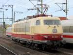 103 235-8 beim umsetzen im Bahnhof Fulda am 11.04.11