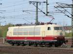 103 235-8 beim umsetzen im Bahnhof Fulda am 11.04.11