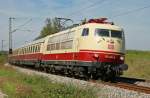 103 184 mit historischem TEE Rheingold auf der Fahrt von Mnchen in Richtung Rosenheim bei Weiching am 11.9.2011.