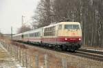 103-245 mit IC am B Vogl bei Grokarolinenfeld zwischen Mnchen und Rosenheim am 4.2.2012.