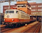 Die DB 103 142-6 wartet mit SBB Gklm-v und DB Postwagen in Basel SBB auf die Abfahrt.