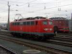 Die 110 175 am 13.12.2008 bei einer Rangierfahrt in Salzburg Hbf.