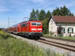 Die 111 053 mit einem RE nach Salzburg am 14.08.2011 unterwegs bei Grokarolinenfeld.