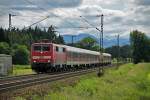 111 168 der DB zieht die RB Mnchen - Salzburg aus dem Inntal von Rosenheim herauf.