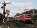 Die 111 199 mit einem RE nach Wrzburg am 27.08.2009 bei der Einfahrt in Hanau Hbf.