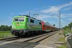 Alpenvereinslok 111 039 unterwegs mit Mnchen-Salzburg-Express am B Hilperting vorbei am 16.7.2011.