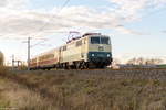 111 001-4 mit dem Leerzug (Lr 5464) von Koblenz-Lützel nach Berlin-Schöneweide in Nennhausen.