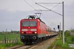 im fahlen Licht des 18.05.2015 rauscht die  143 065 mit dem Re 13290 nach Berlin durch Gragetopshof.