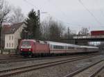 Die 120 117 am 23.02.2009 mit einem ICE Ersatzzug bei der Durchfahrt in Hochstadt.